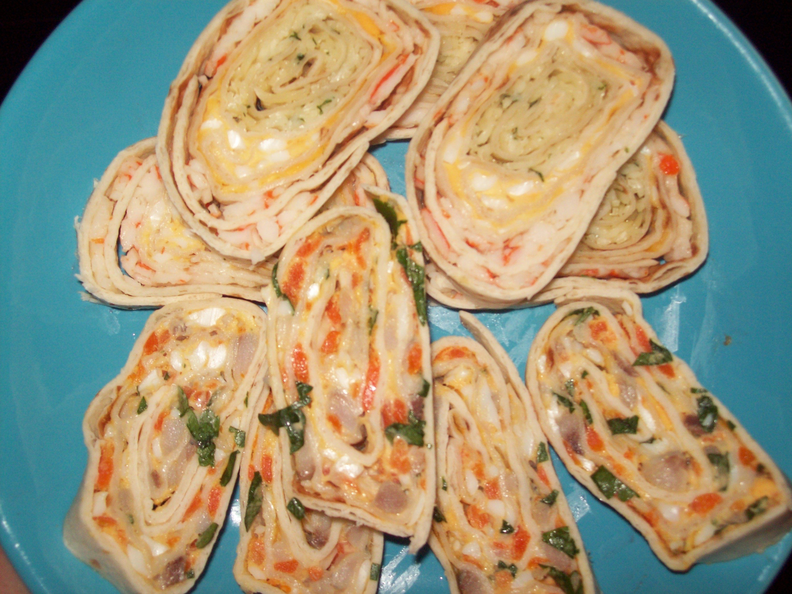 Закусочный рулет с рыбными консервами, сыром, яйцами, зеленью и солеными огурцами «Тушинский»