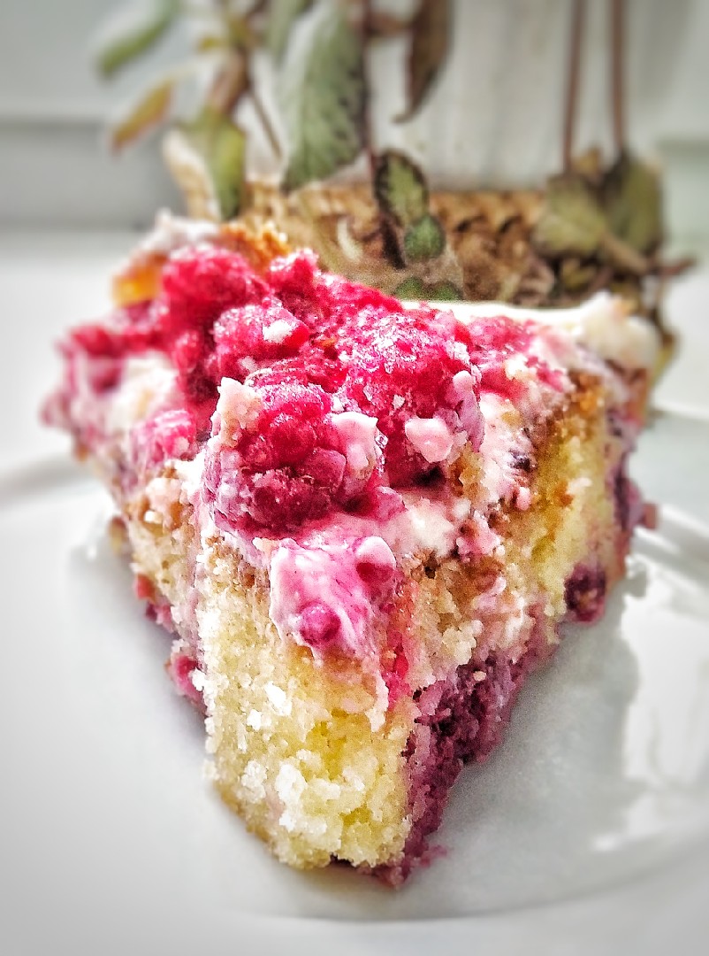 Пирог торт с ягодами и сметанной заливкой