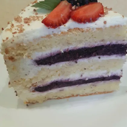 Бисквитный торт с черничным конфи