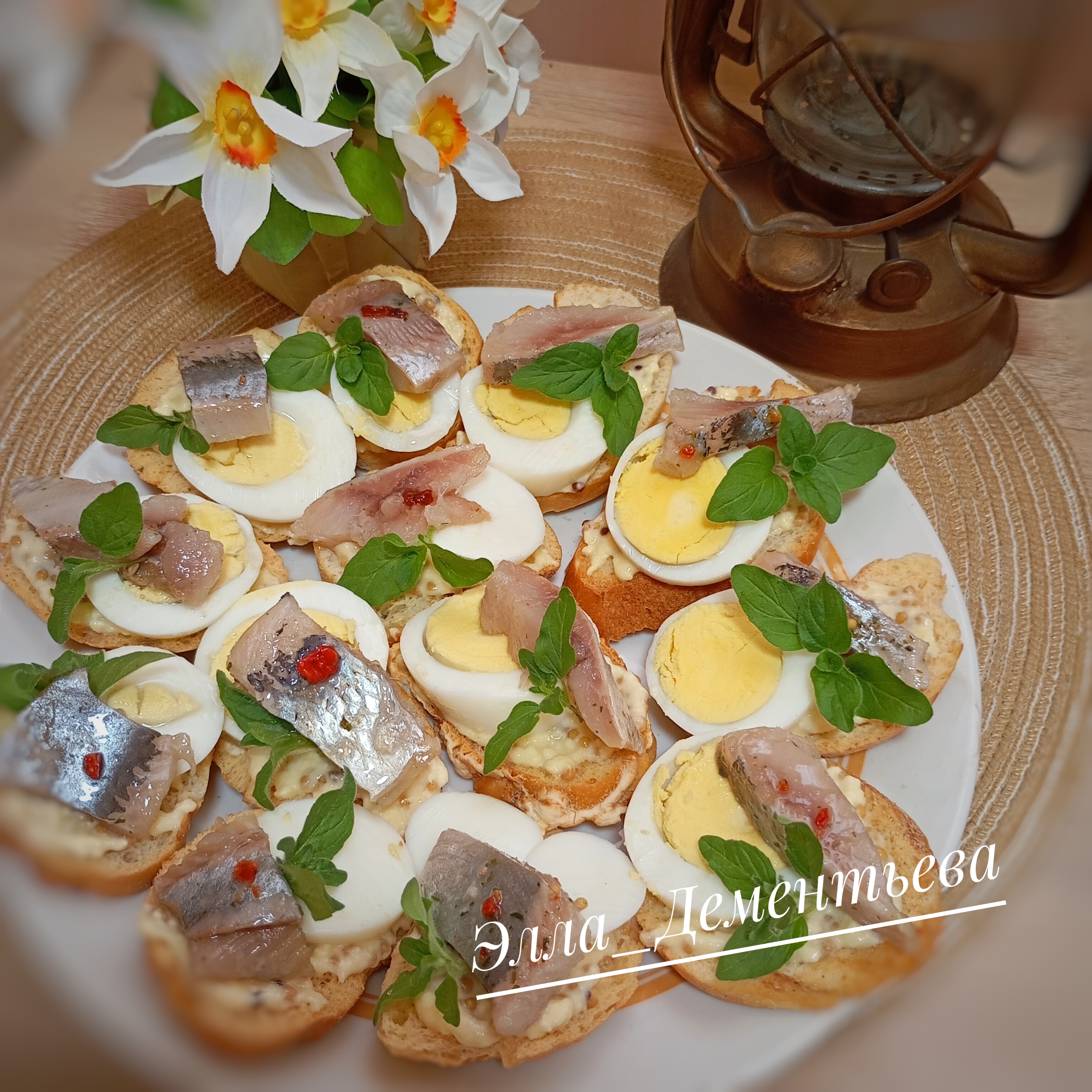 Брускетта с сельдью и яйцом на новогодний стол 2026