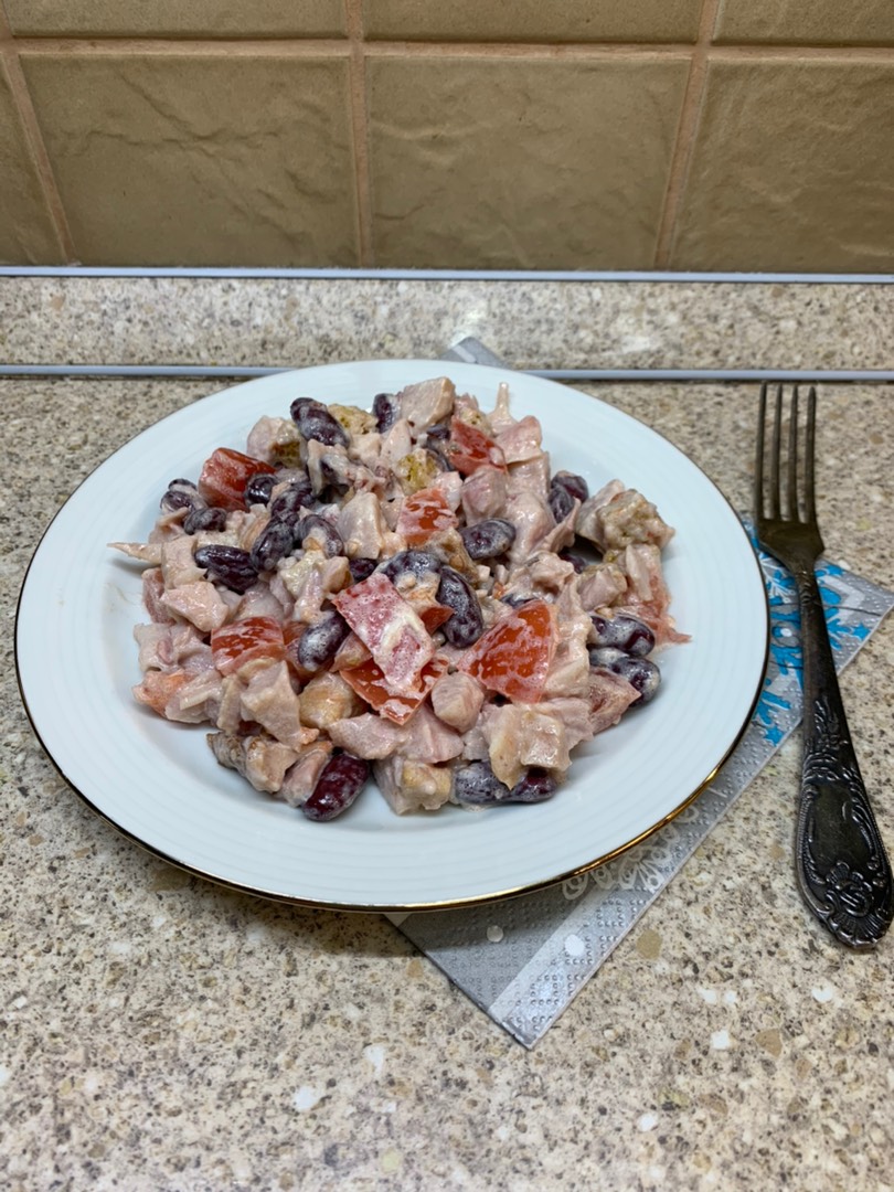 Салат с копченой курицей, кукурузой и фасолью - пошаговый рецепт с фото