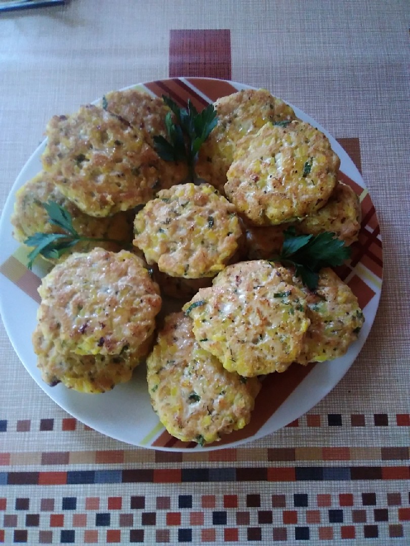 Сочно и аппетитно: куриные котлеты с рисом и томатно-чесночным соусом - баштрен.рф