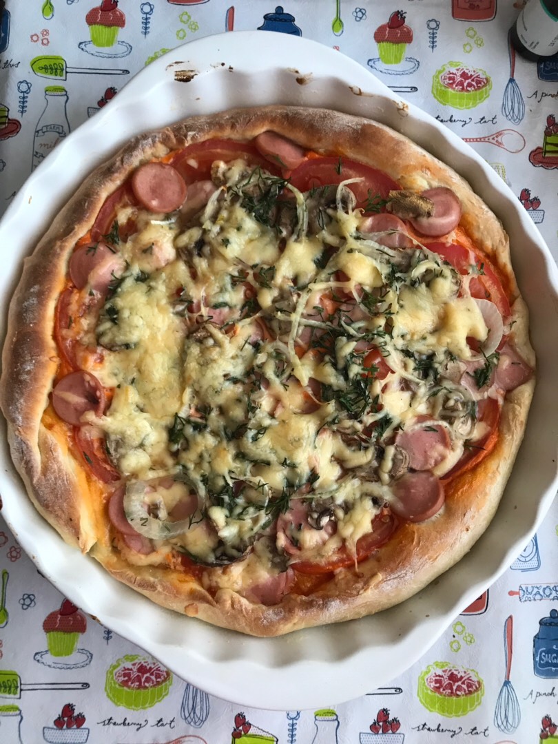 Пицца с сосисками, помидорами и шампиньонами