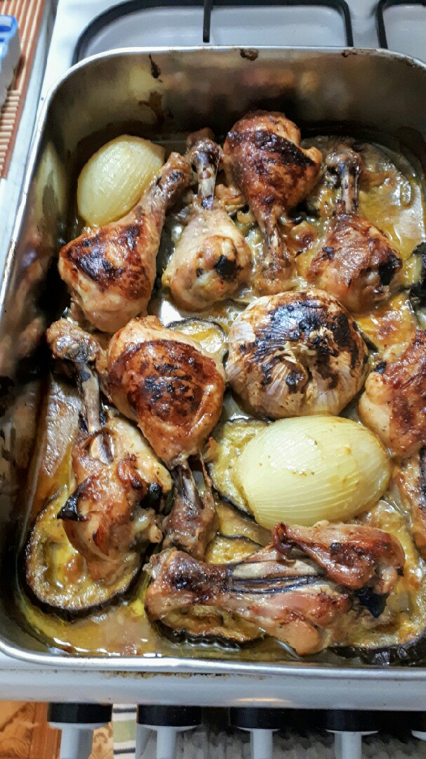 Куриные ножки, запеченные с баклажаном
