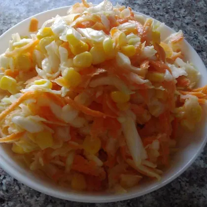 Салат ВКУСНЯШКА с капусты,моркови,кукурузы