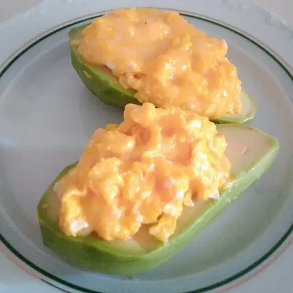 Яйцо с сыром в авокадо