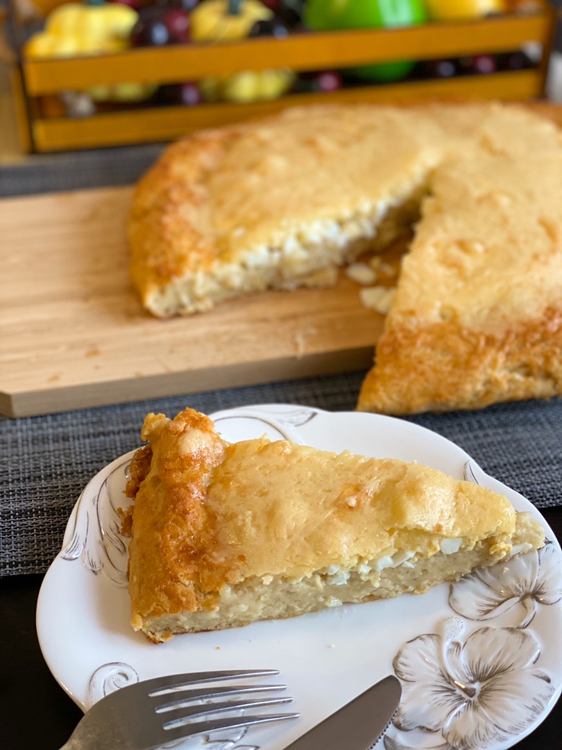 Пирог на картофельном тесте с сыром и яйцом