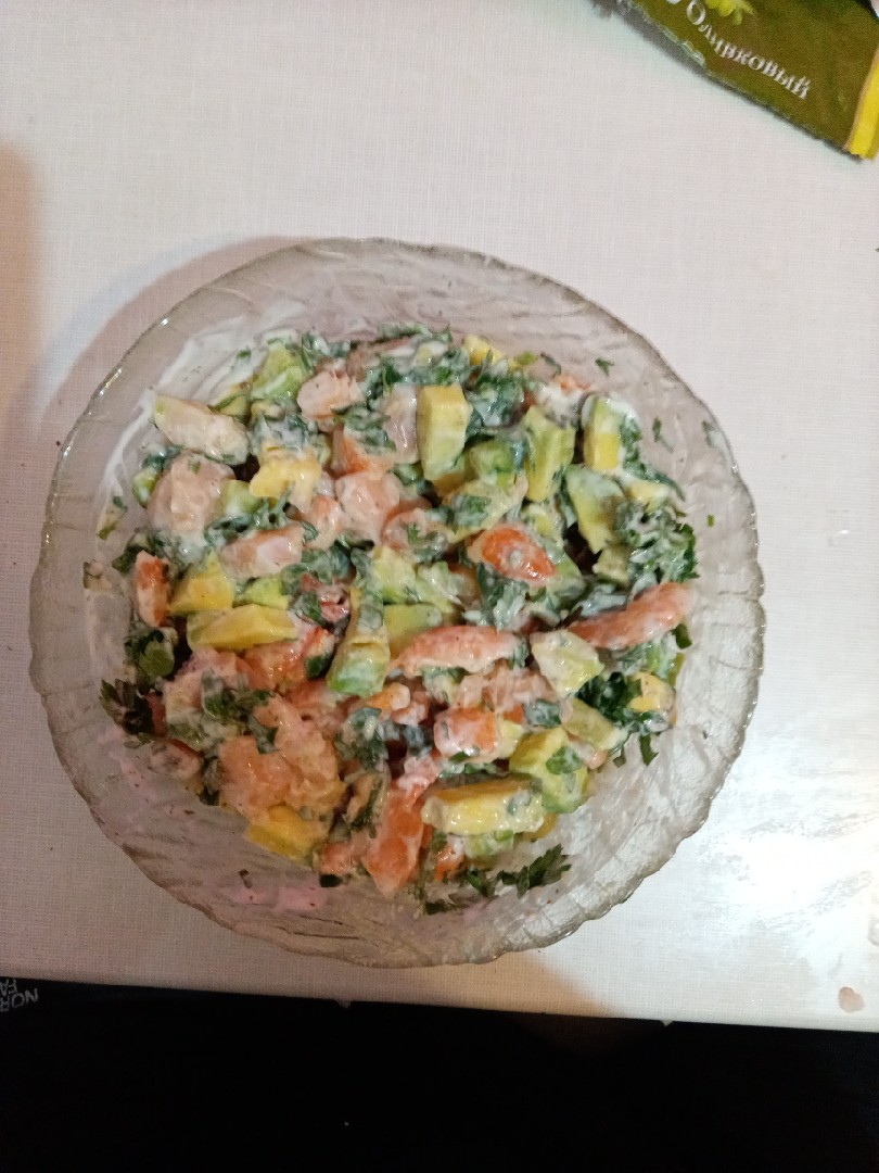 2. Салат с креветками и авокадо