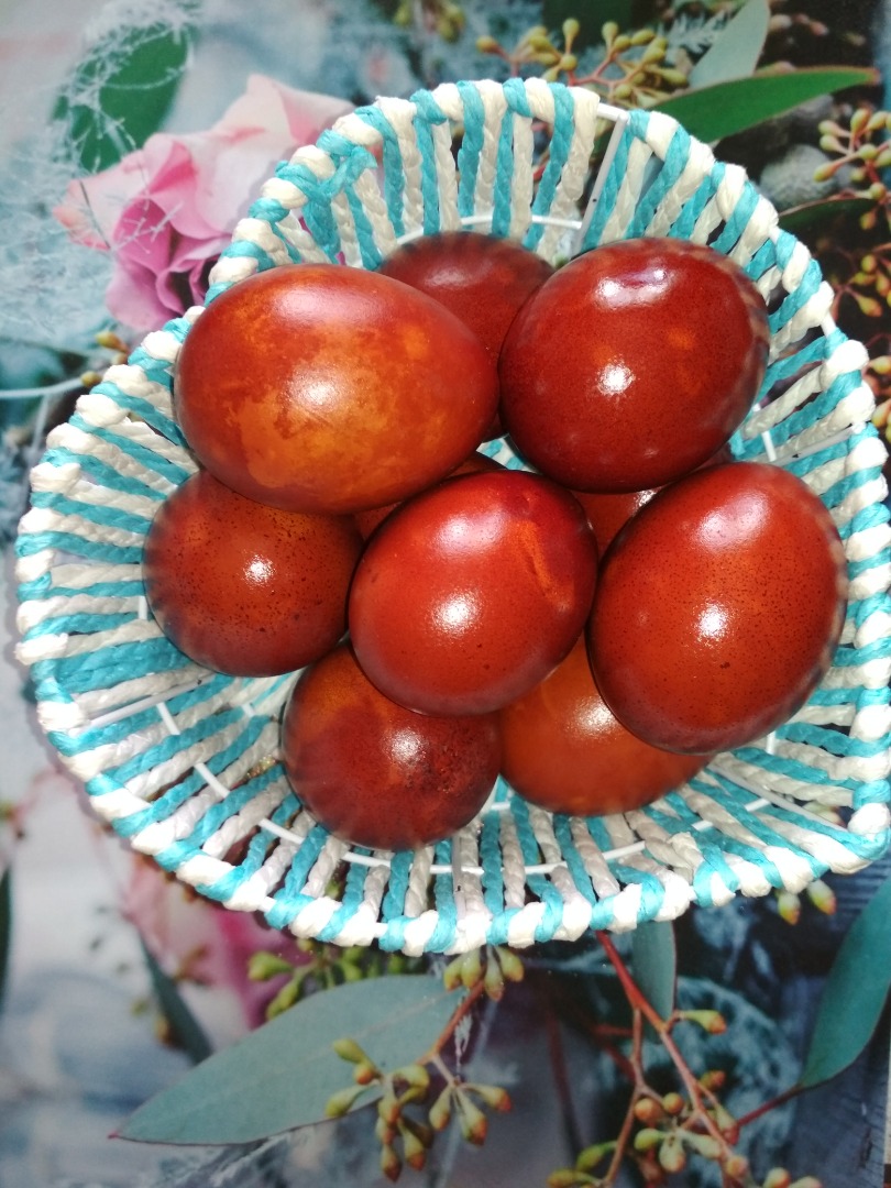 Яйца, крашеные в луковой шелухе