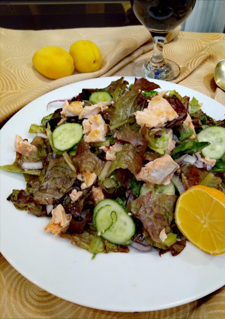 Легкий салат с лососем в медовой заправке