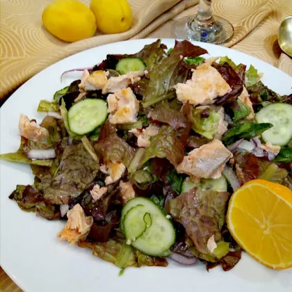 Легкий салат с лососем в медовой заправке