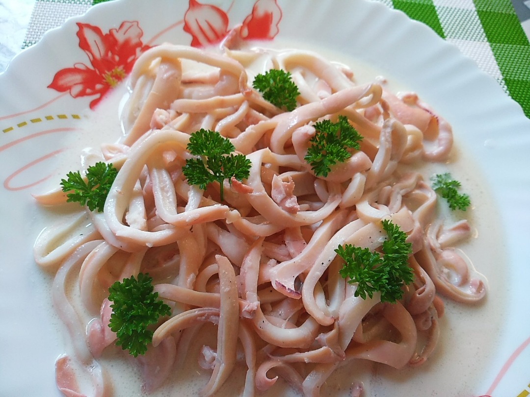Самый вкусный салат с кальмарами — видео рецепт | manikyrsha.ru