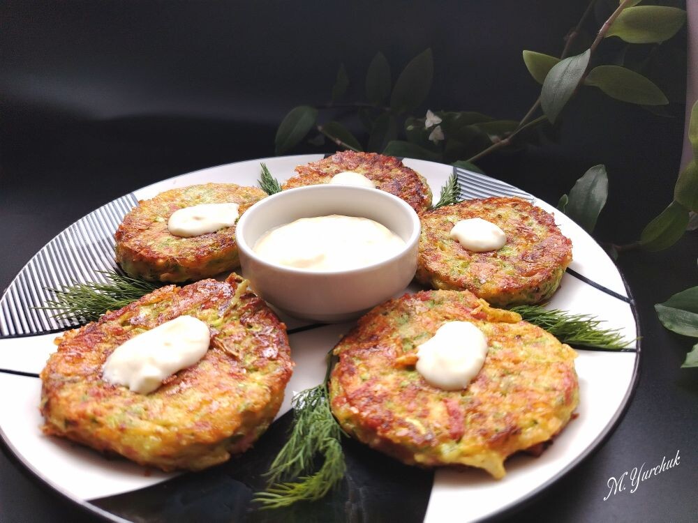 Кабачковые пирожки с колбасой и сыром