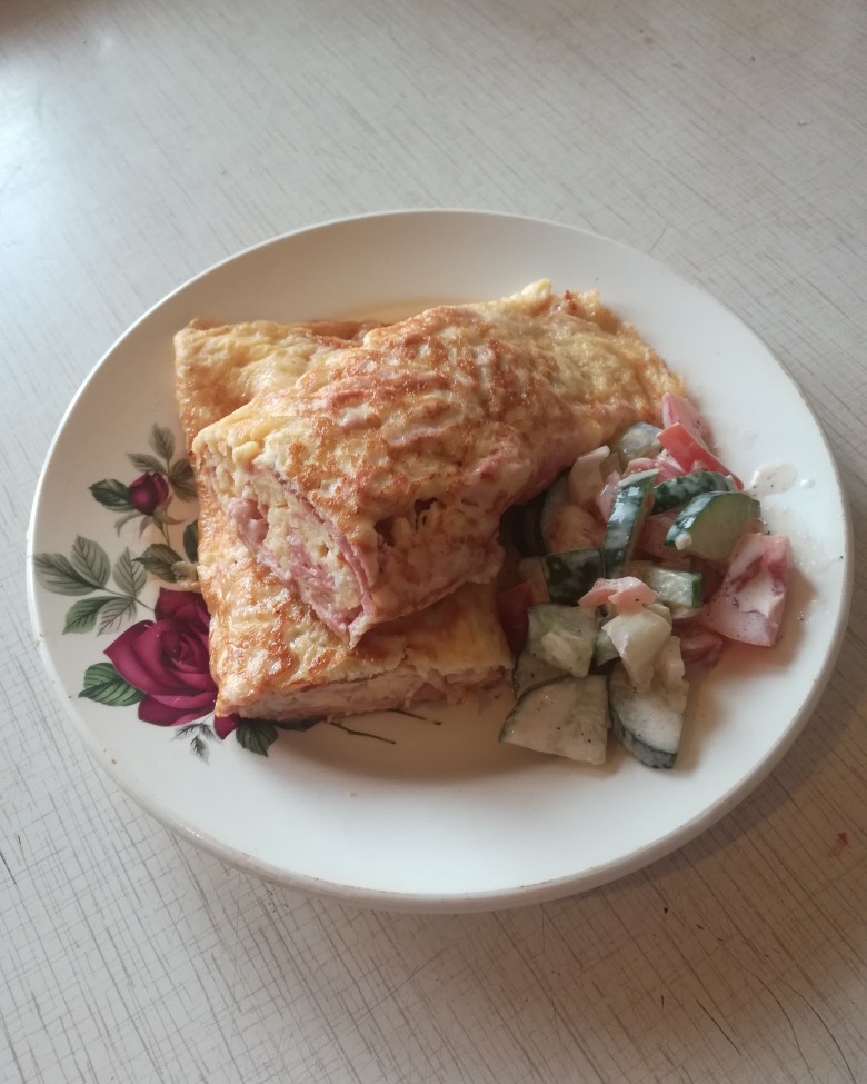 Яичный рулет с колбасой и сыром
