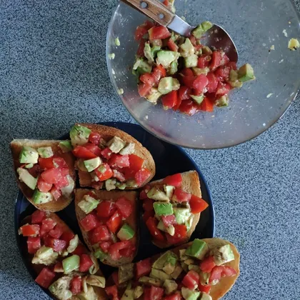 Авокадо-тост с томатами