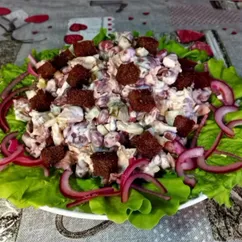 Лёгкий салат из курицы, фасоли и огурцов