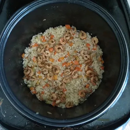 Чесночный рис с креветками