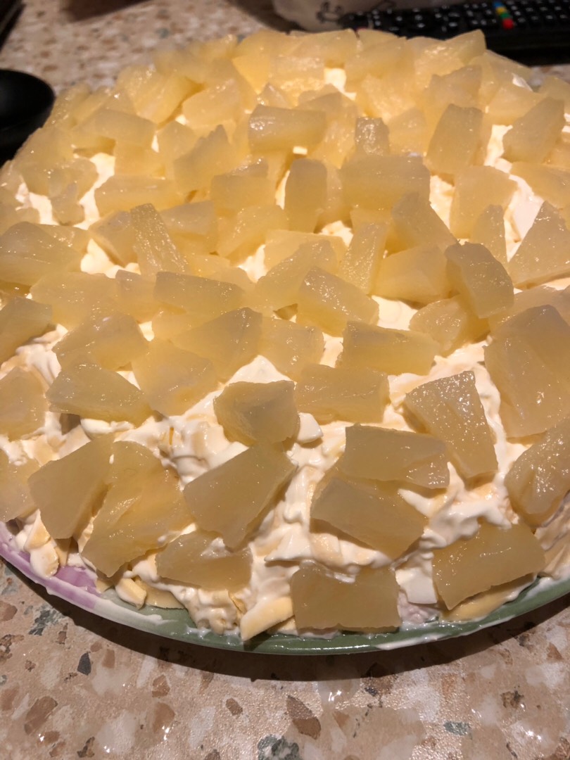 Рецепт салата с курицей и ананасами слоями