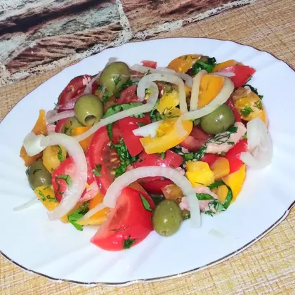 Салат из свежих помидоров с оливками и тунцом
