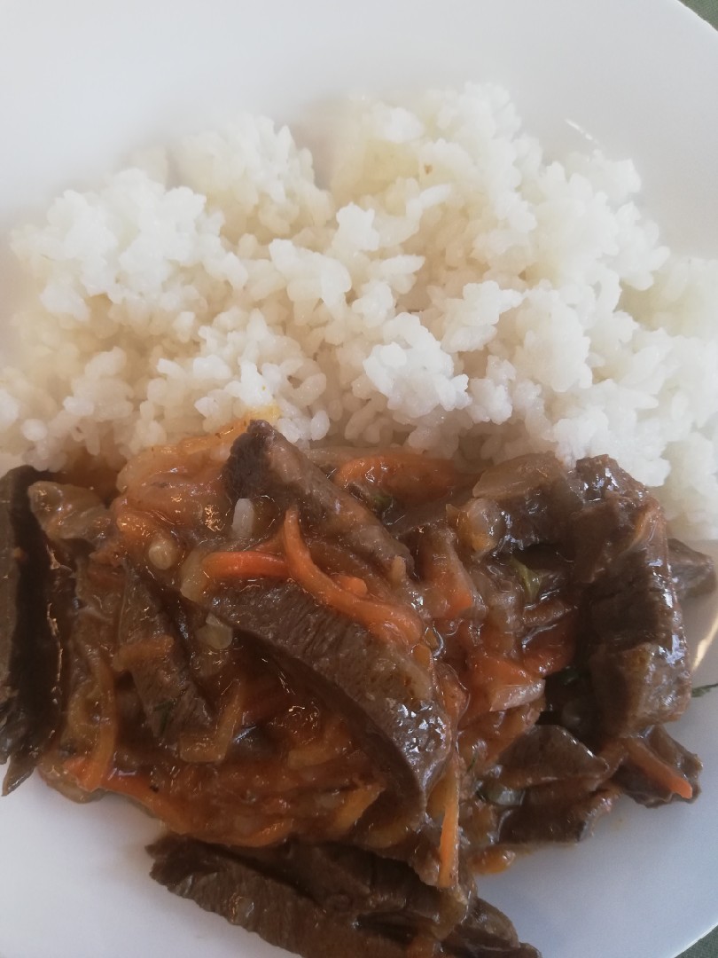 Простой и вкусный ужин без заморочек: рецепт риса с куриными сердечками и фасолью