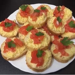 Закуска с сыром, чесноком и помидорами 🍅