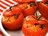 Фаршированные тунцом и кукурузой помидоры