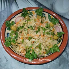 Салат из квашеной капусты, зелени и оливок
