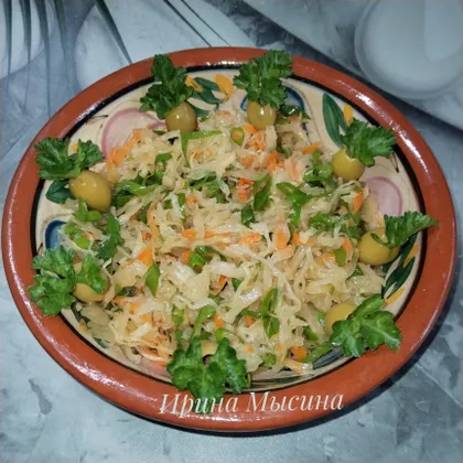 Салат из квашеной капусты, зелени и оливок 