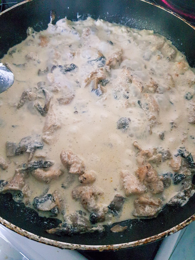 Куриное филе с грибами в сливках