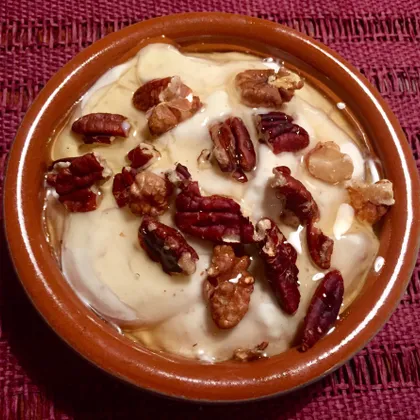 Греческий йогурт с медом и грецкими орехами (Yiaourti me meli)