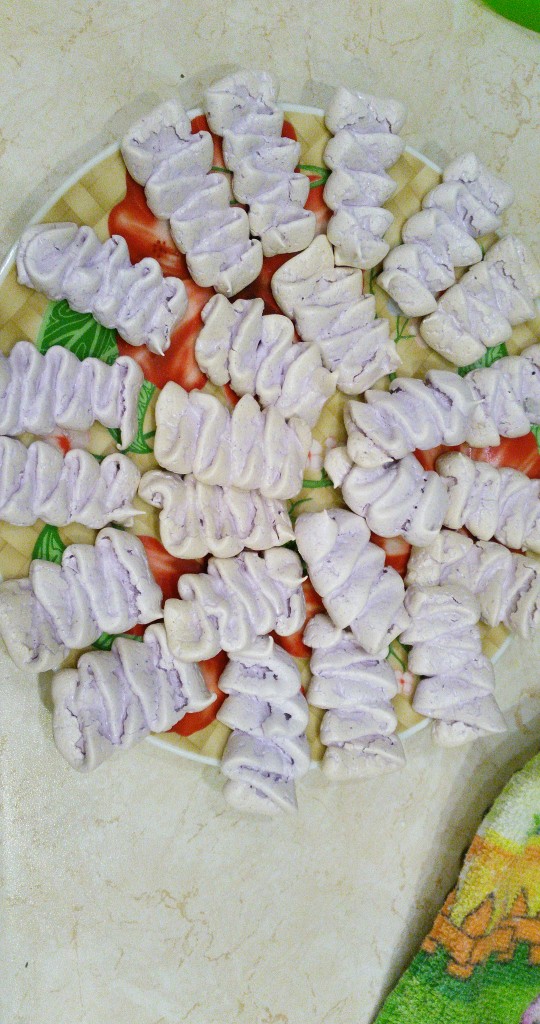 Безе с соком черной смородины