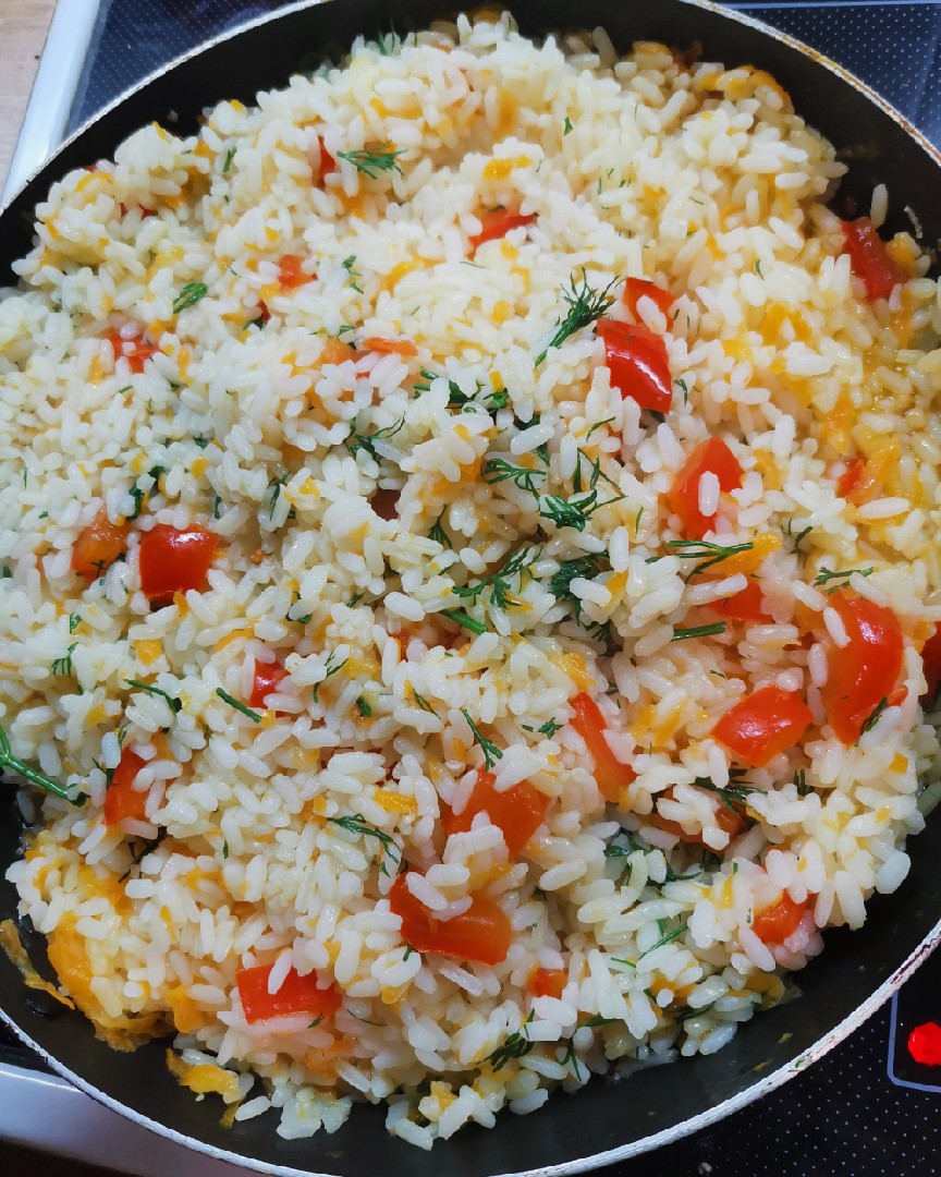 Рассыпчатый рис на сливочном масле на сковороде