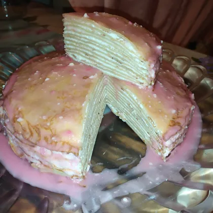 Блинный пирог с творогом в розовой глазури