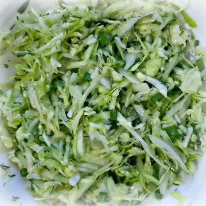Салат из молодой капусты с огурцом и зеленью