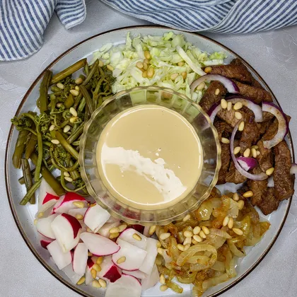Салат с папоротником, говядиной и жареным луком