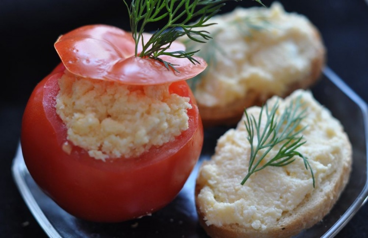 Салат с сыром и чесноком