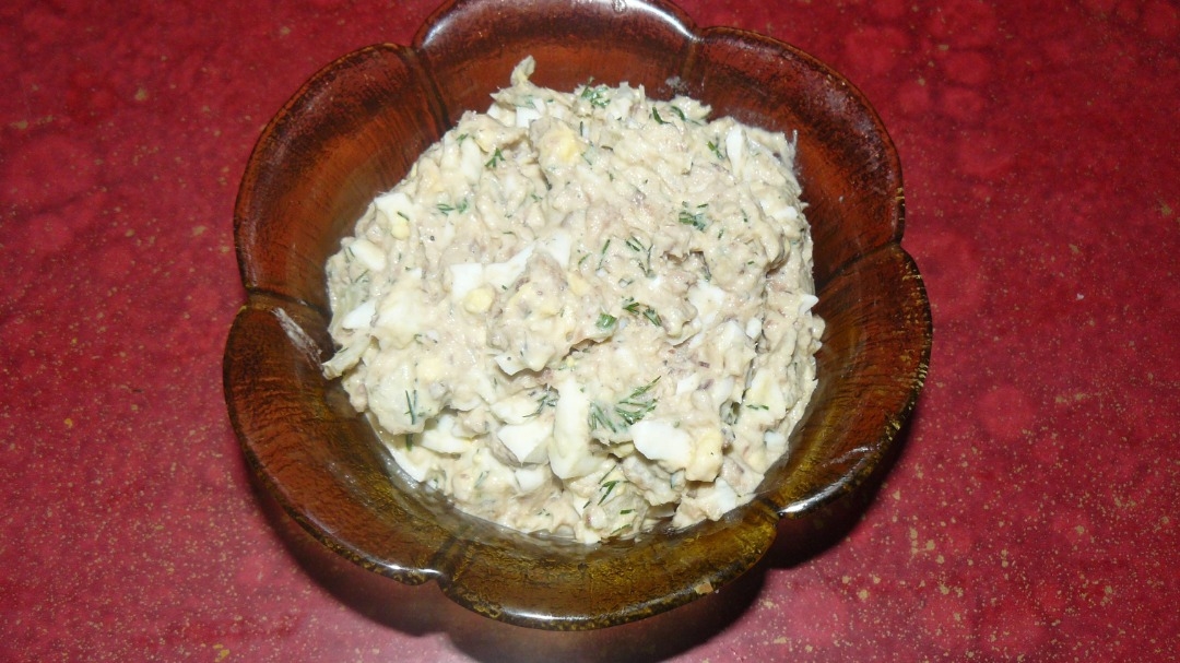 Закусочный салат из консервированной рыбы