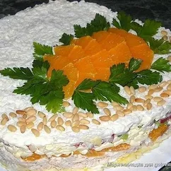 Слоёный салат с курицей, апельсинами и плавленым сыром