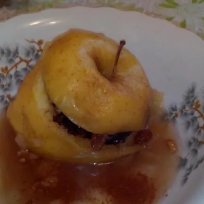 Сухофрукты в яблоках с медово-пряным соусом
