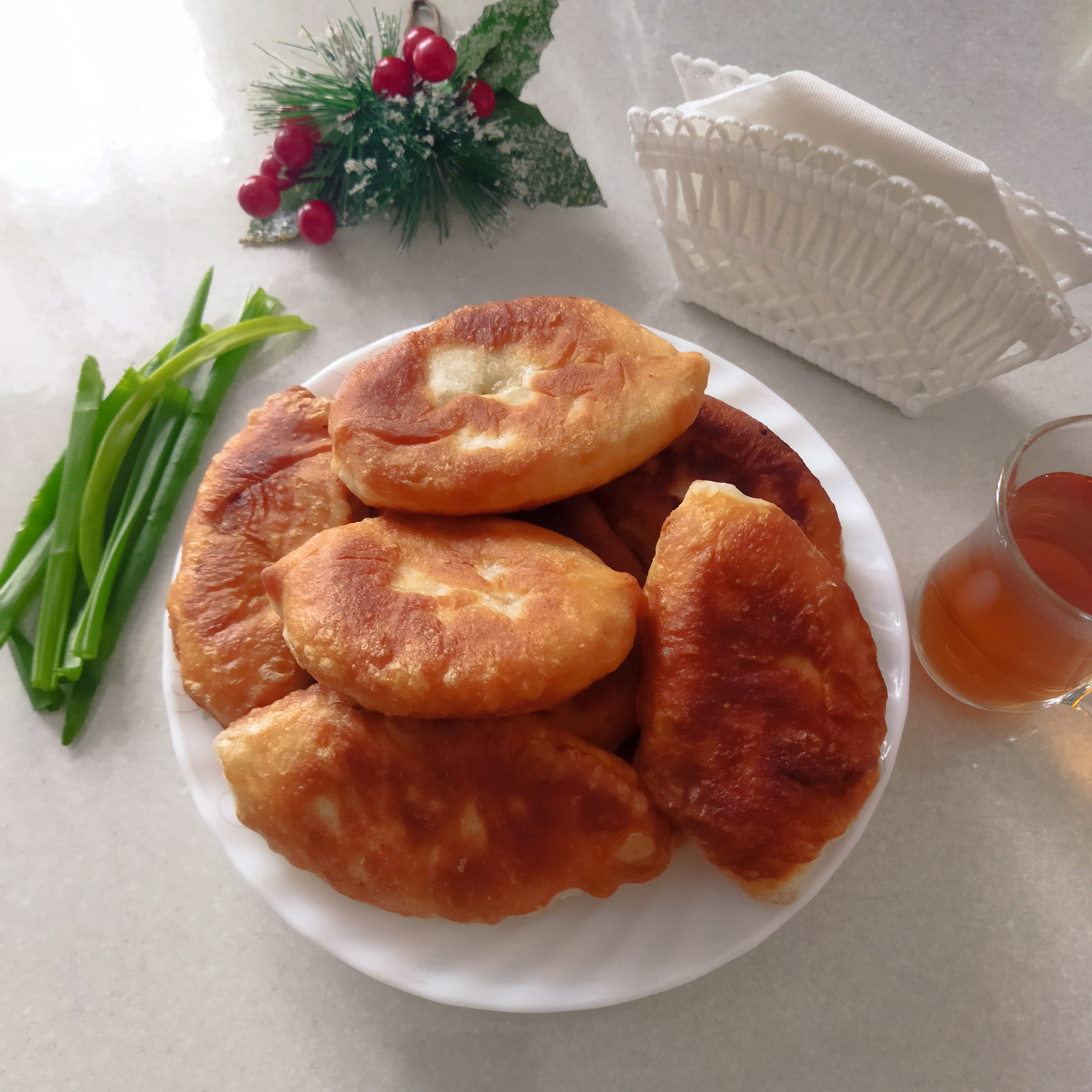 Пирожки жареные с мясом и зелёным луком