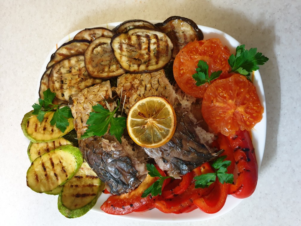 Сазан запечённый с овощами гриль на гарнир