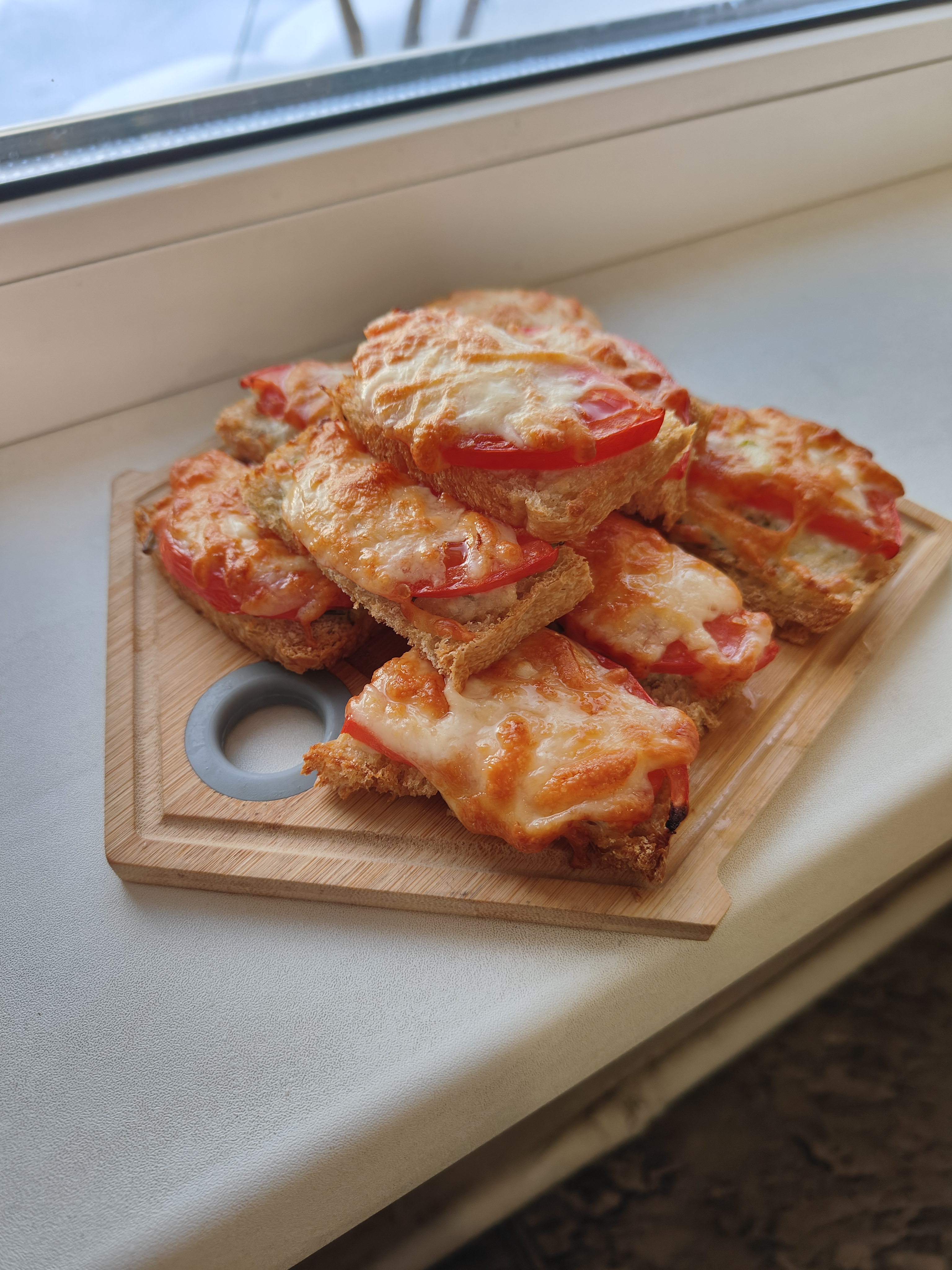 Горячие бутерброды с помидорами и сыром 