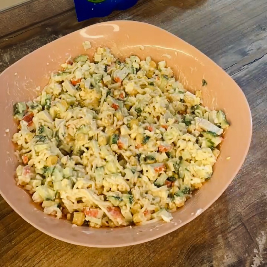 Салат с крабовыми палочками, ананасами и копчёной колбасой — рецепт с фото