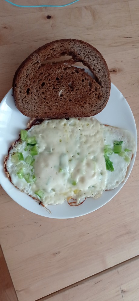 Глазунья с зелёным луком 😋