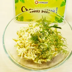 Простой салат с сыром и яйцом