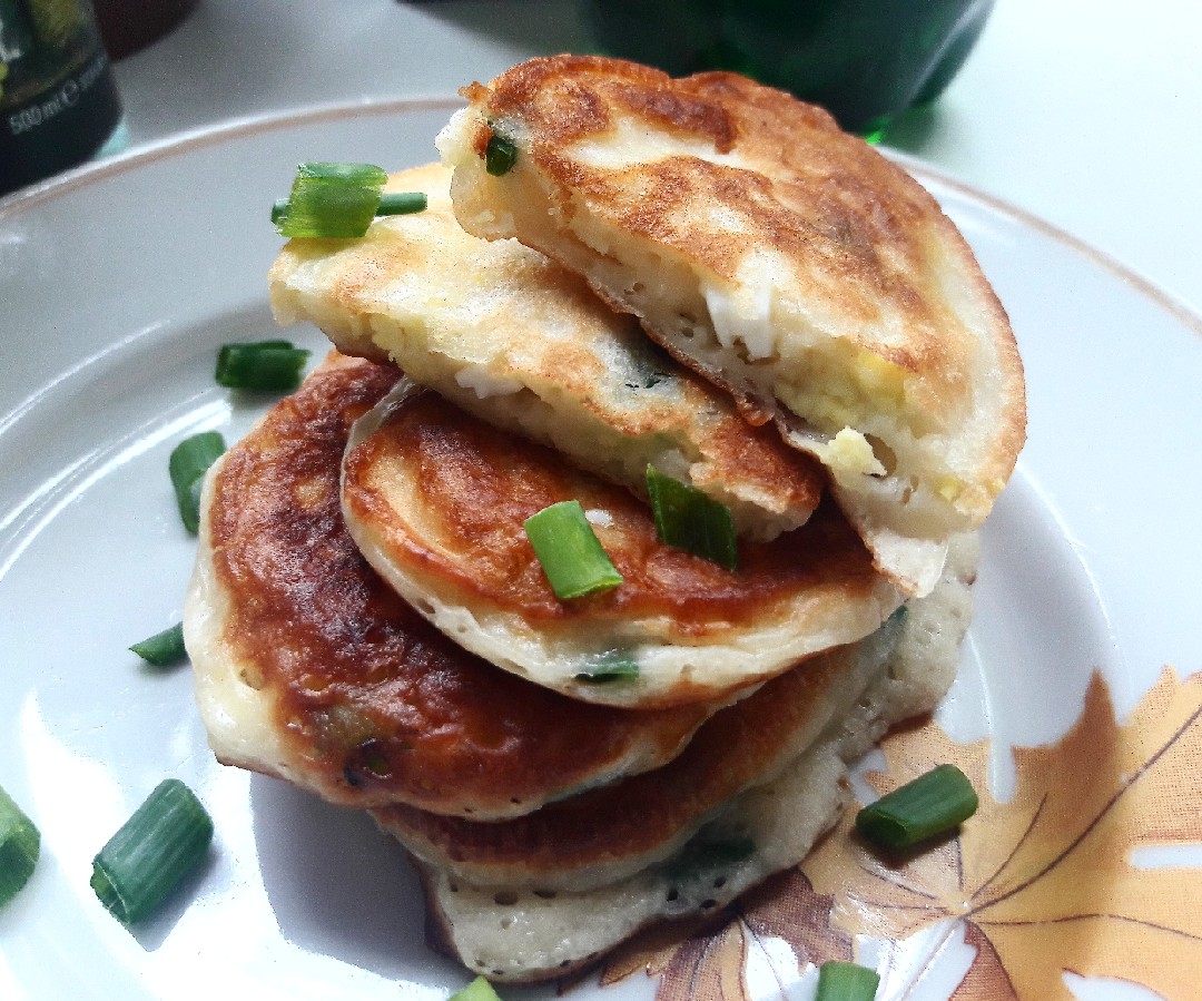 Жареные оладьи с луком и яйцом. Оладьи с луком и яйцом. Оладушки с луком и яйцом на кефире. Оладьи с зеленым луком. Оладьи под луком..