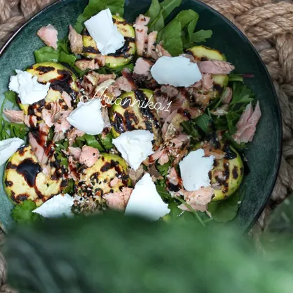 Салат с кабачками-гриль, творожным сыром и рыбой