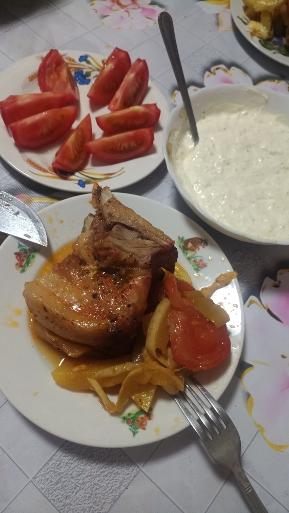 Свиные ребрышки с гарниром в духовке и чесночно- сырным соусом