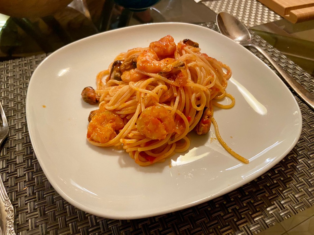 Спагетти с креветками, томатами и базиликом