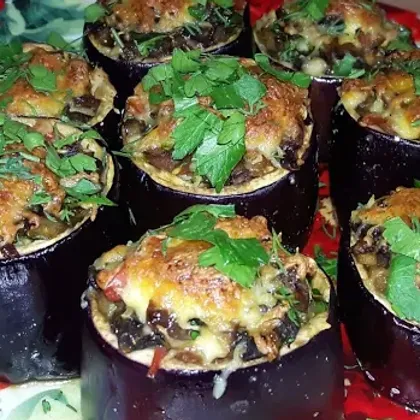 Вкуснейшие фаршированные баклажаны с грибами и помидорами!